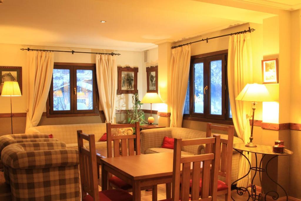Sallent de Gállego Aparthotel Sarrato מראה חיצוני תמונה